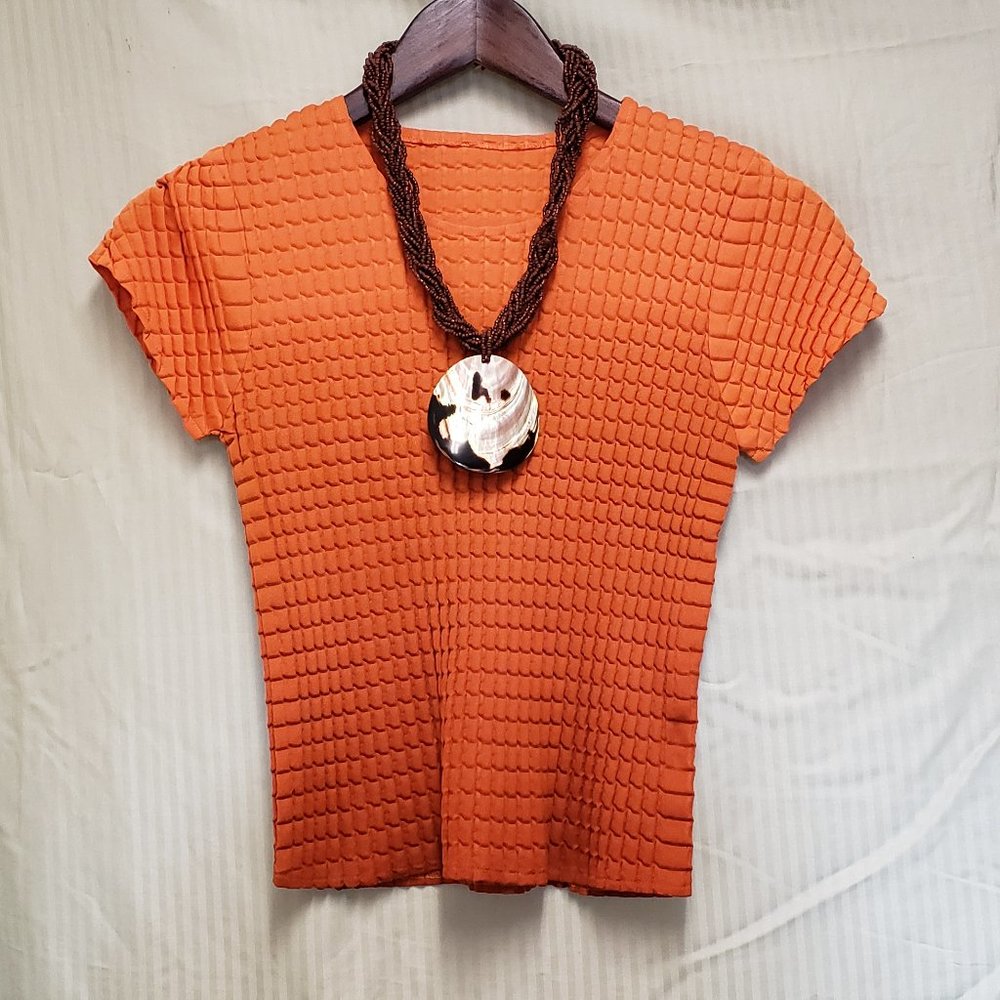 🍁Fading Rusty Brick colored Short Sleeve T-shirt on Accordion Crinkle material.